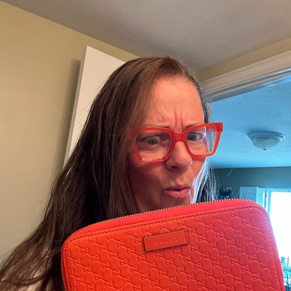 Meet your Posher, Hilary - Picture 1 of 2